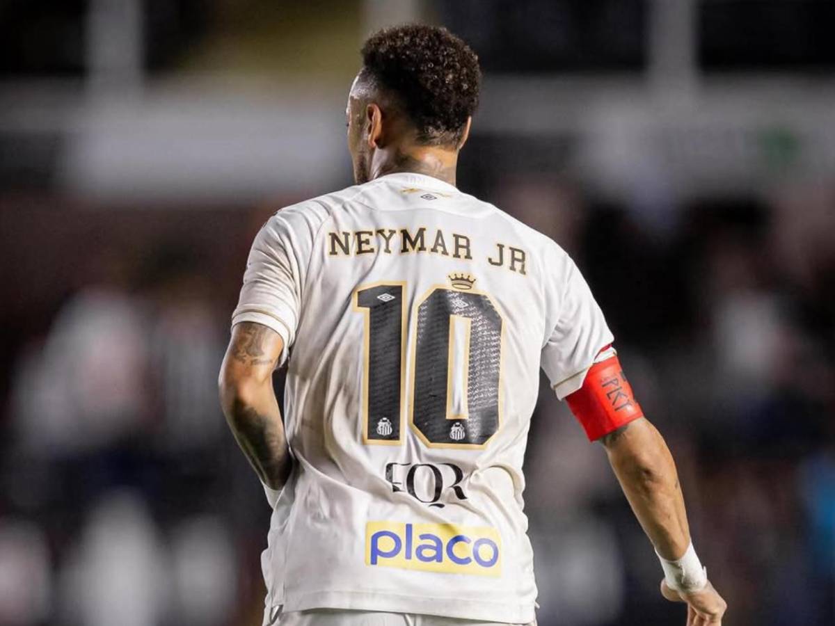 Neymar negocia su salida del Santos e iría a impensado club: Hondureño atento
