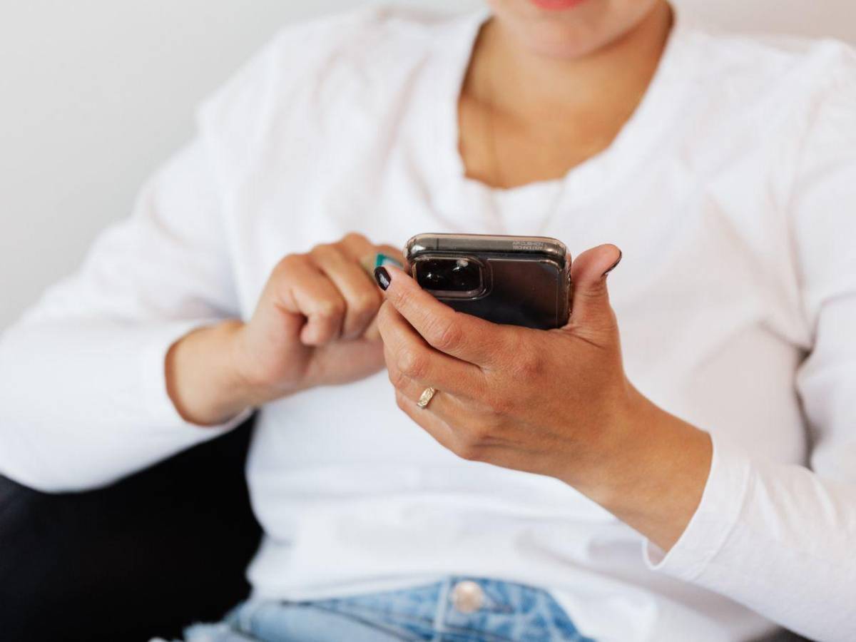 Francia prohíbe uso de redes sociales a menores de 15 años