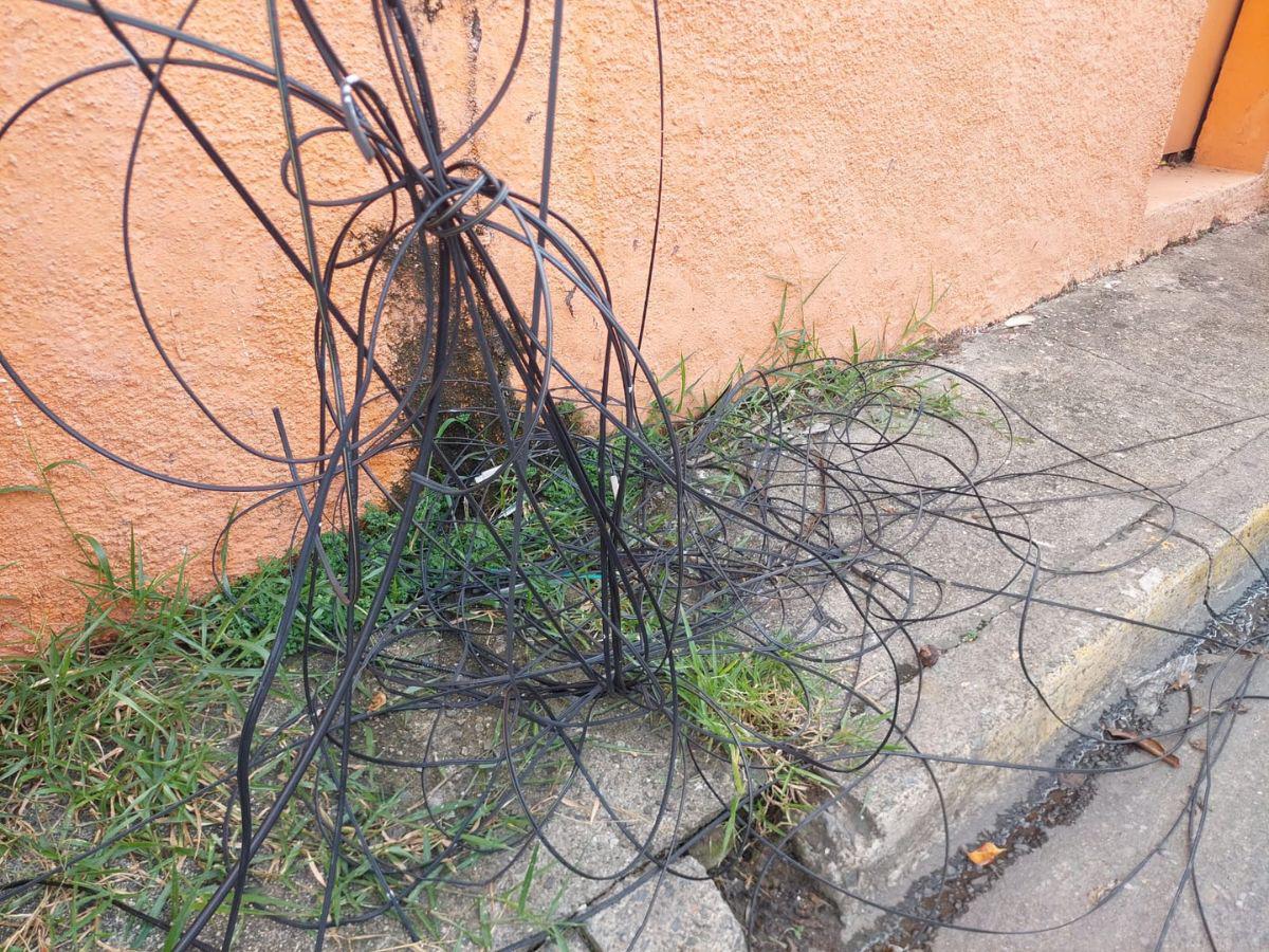 ¡Peligro!, cables caídos ponen en riesgo a los peatones en SPS