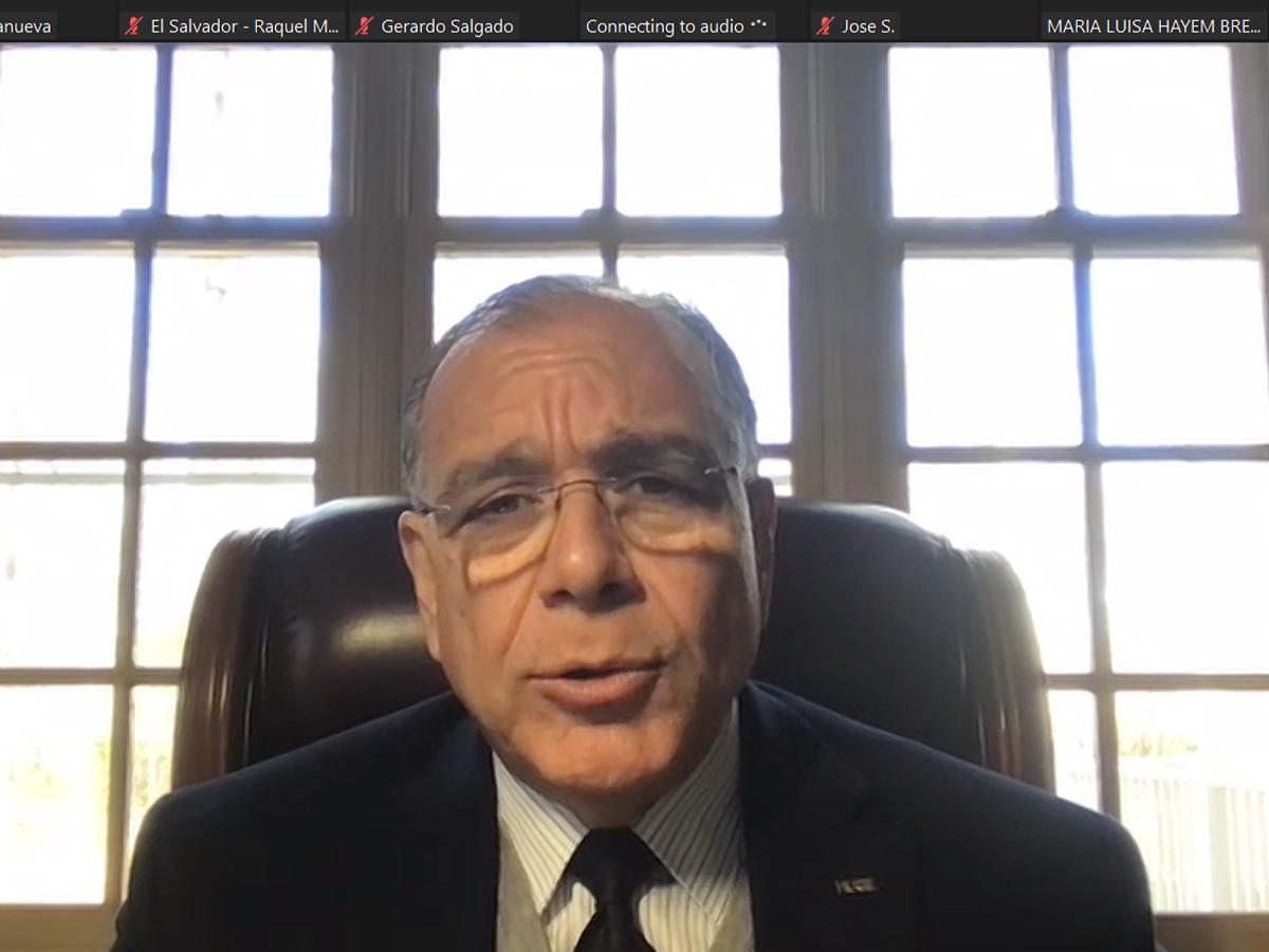 El Dr. Juan José Daboub, presidente de HUGE, compartiendo su visión sobre el futuro energético del Triángulo Norte en el encuentro “Energía: Clave para el Nearshoring”.