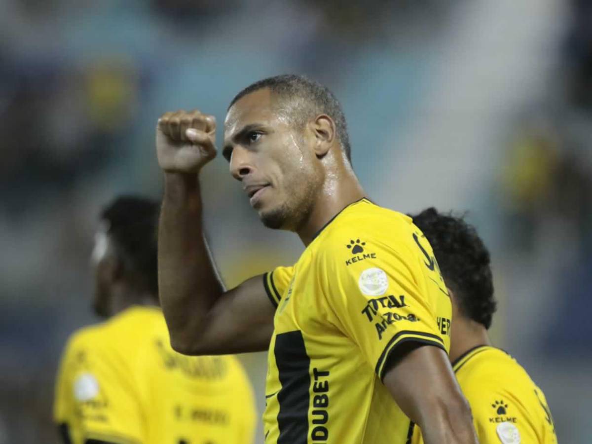 Real España de fiesta, dardo del 'Droopy' a Menjívar y bellas chicas en el Morazán