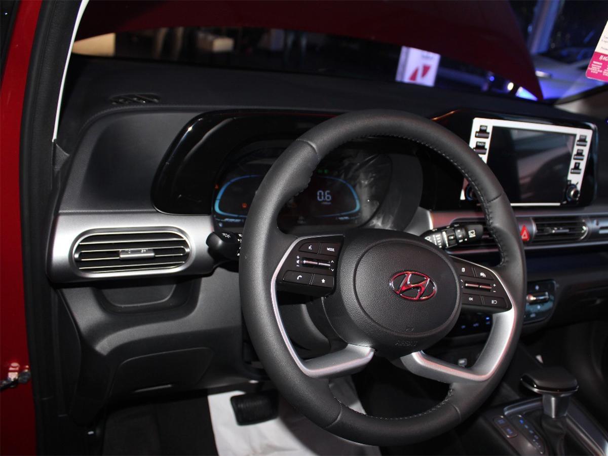 Su interior está equipado con una pantalla táctil de 8 pulgadas, tapicería de cuero artificial.