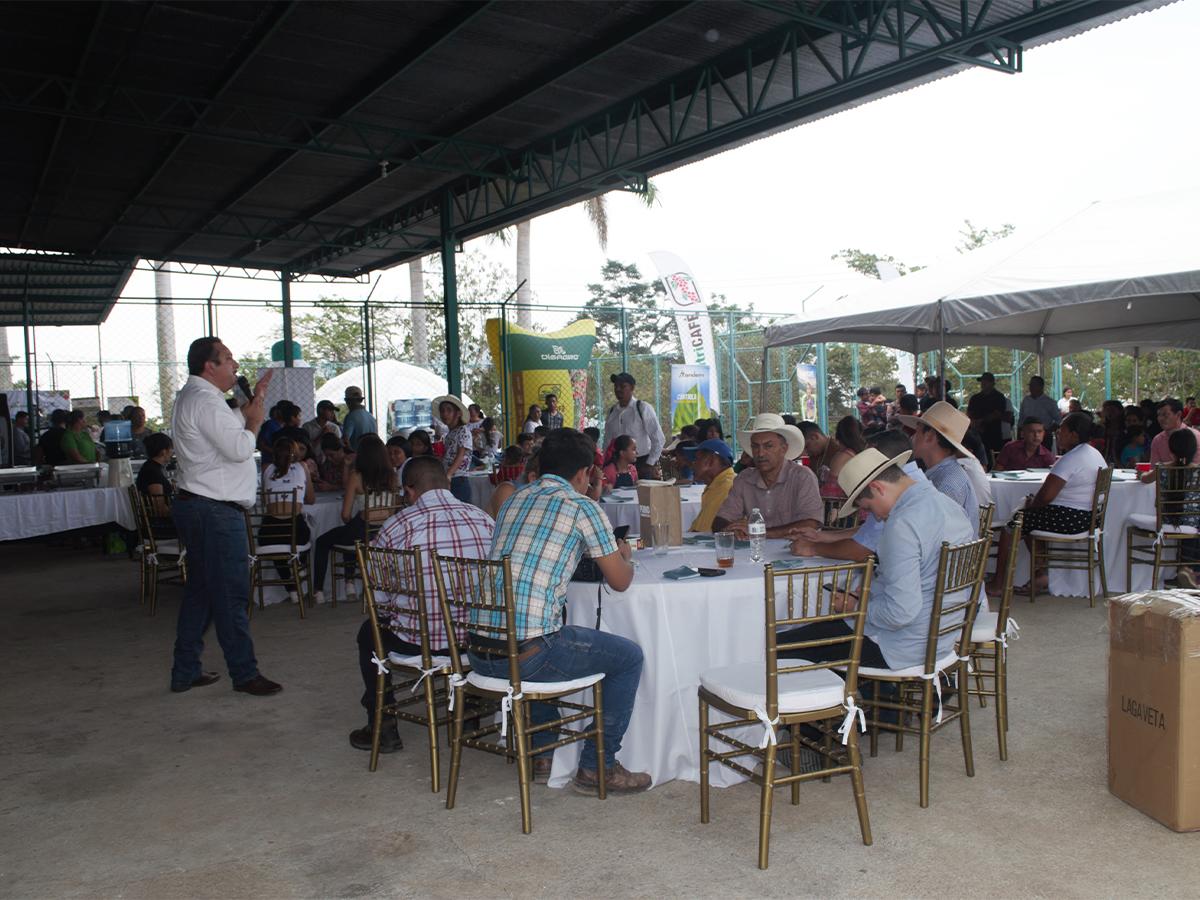 El gobernador destacó la importancia de la finca Madre Linda y de cómo se ha convertido en un ejemplo de protección ambiental y desarrollo sostenible.