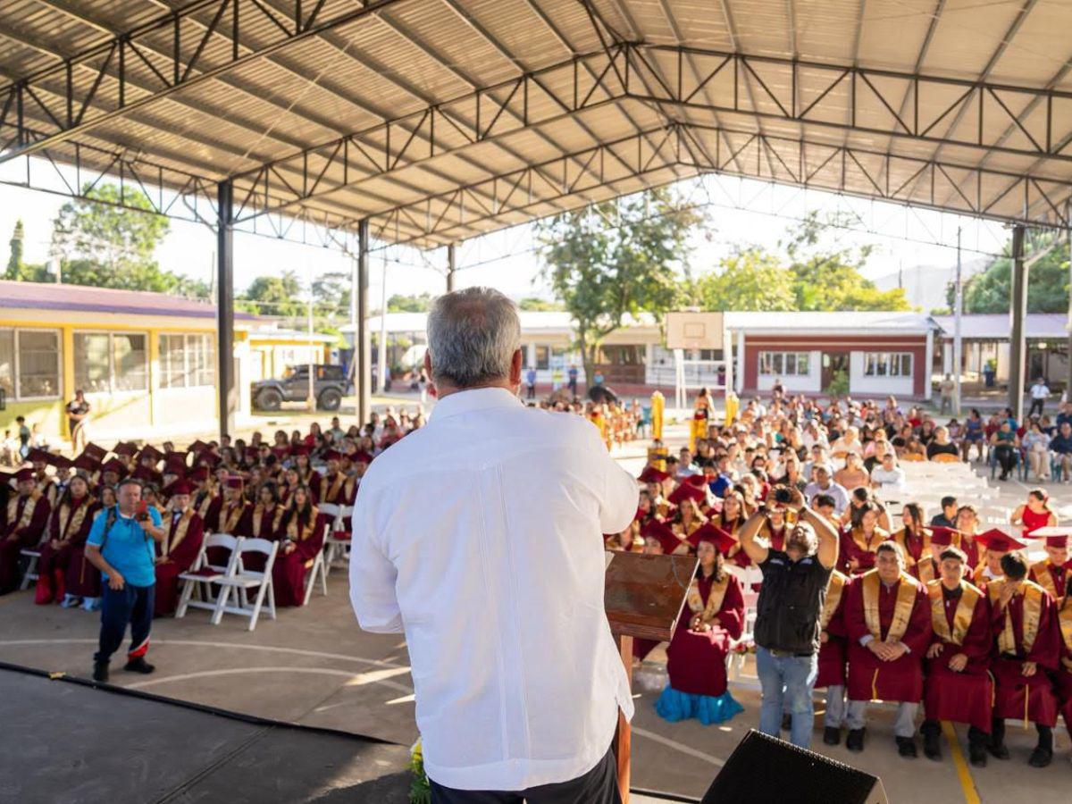 El motivador mensaje de Roberto Contreras para graduandos en Chamelecón