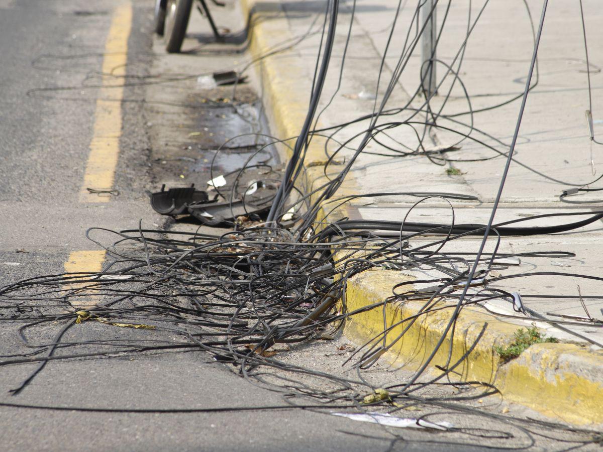 ¡Peligro!, cables caídos ponen en riesgo a los peatones en SPS