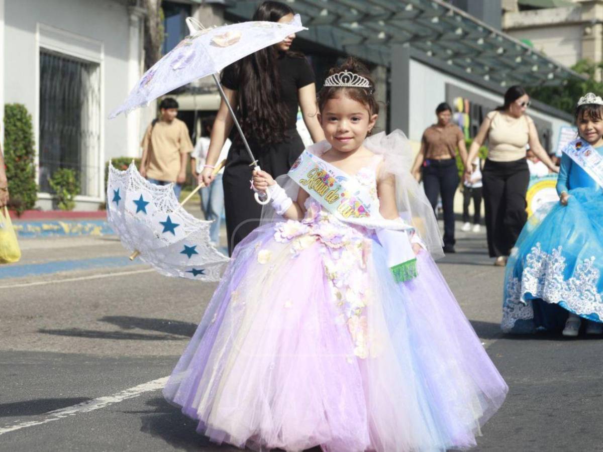 Entre ternura y orgullo patrio, niños se roban las miradas en los desfiles en SPS