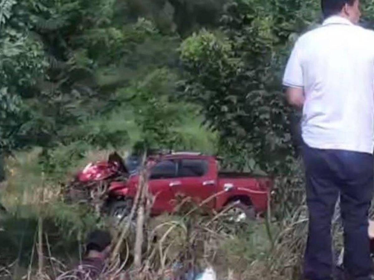 Pareja iba para el hospital con su hijito enfermo de neumonía y mueren al impactar con su moto