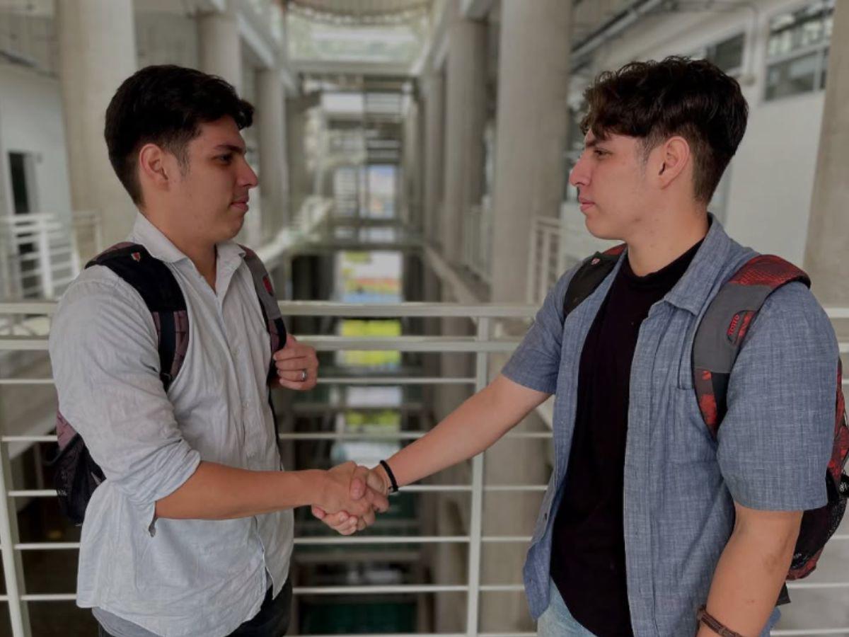 Gemelos venden panqueques para financiar sus estudios en la Unah