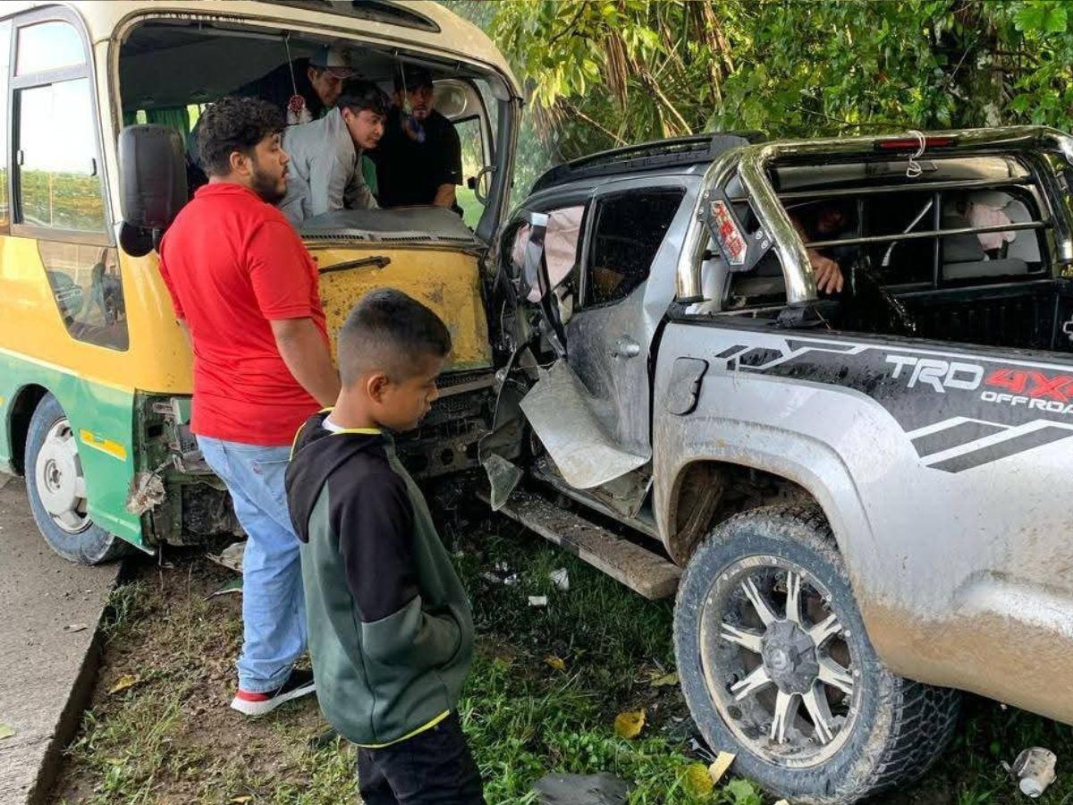 Aparatoso accidente entre un bus y pickup deja jóvenes heridos en Intibucá