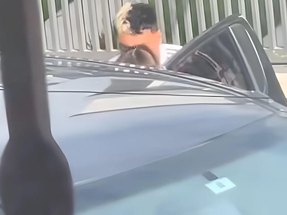 Captan a Supremo y Milagro Flores darse un apasionado beso de despedida