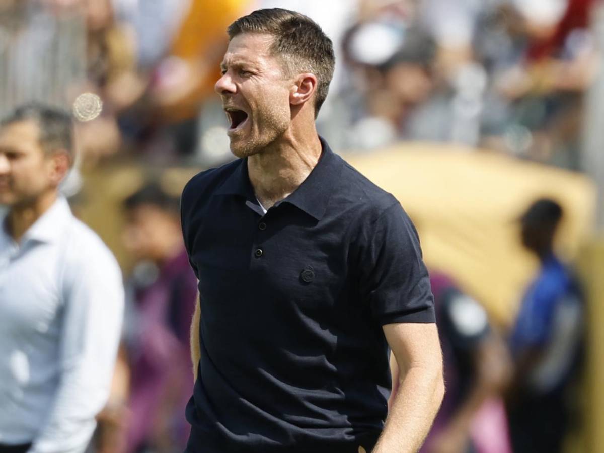 Real Madrid- Pachuca: Enfado de Xabi, mofa a Vinicius y polémico gesto de árbitro