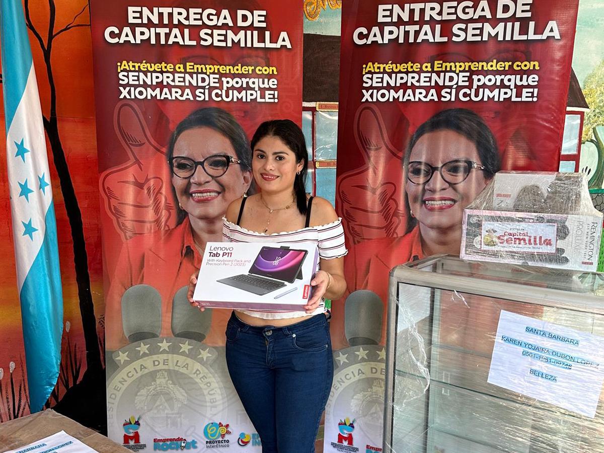 Beneficiaria del programa durante la entrega de capital semilla, preparada para iniciar su negocio.