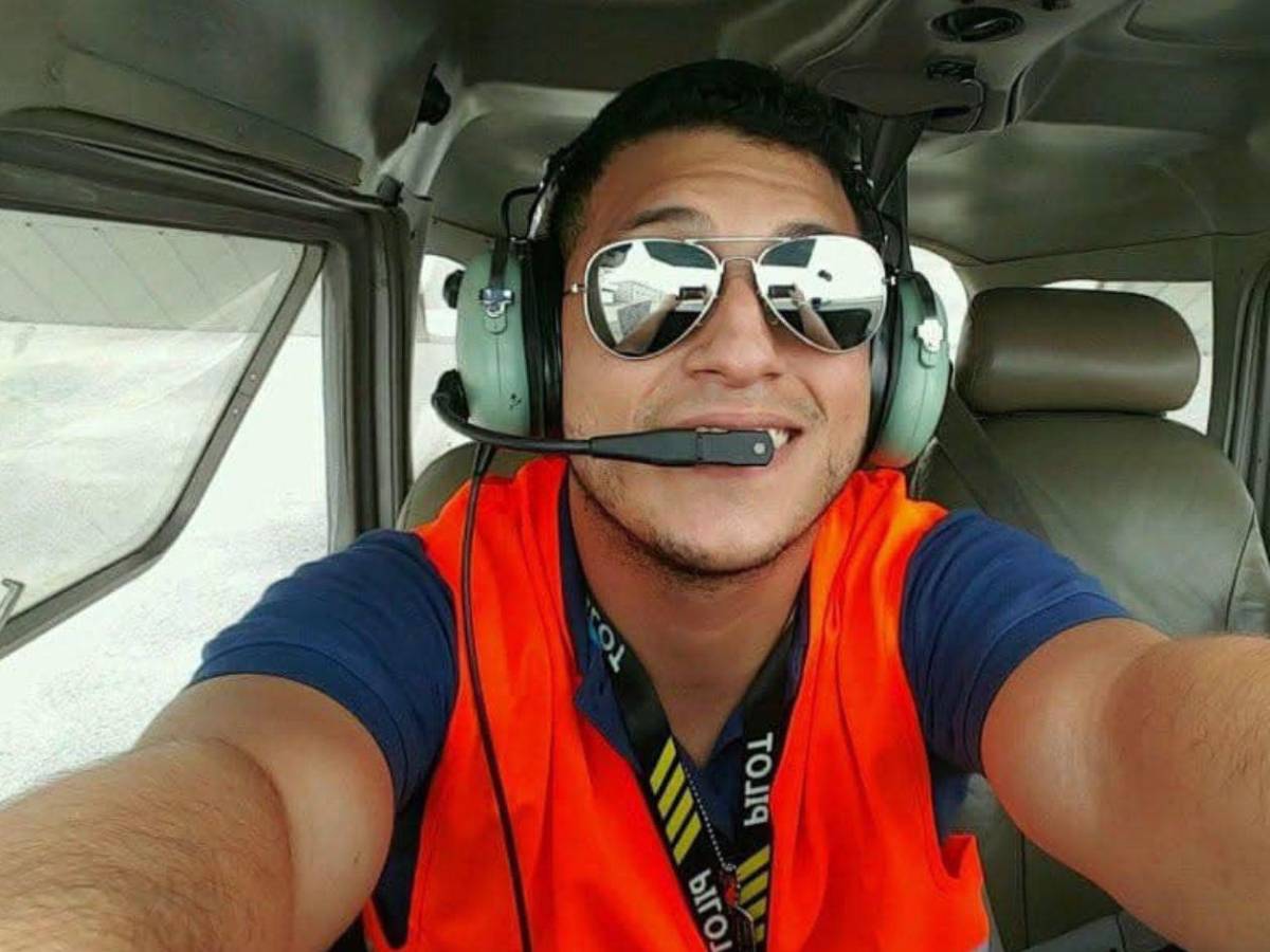 ¿Qué significa? Con arco de agua reciben cuerpo del piloto Francisco Lagos