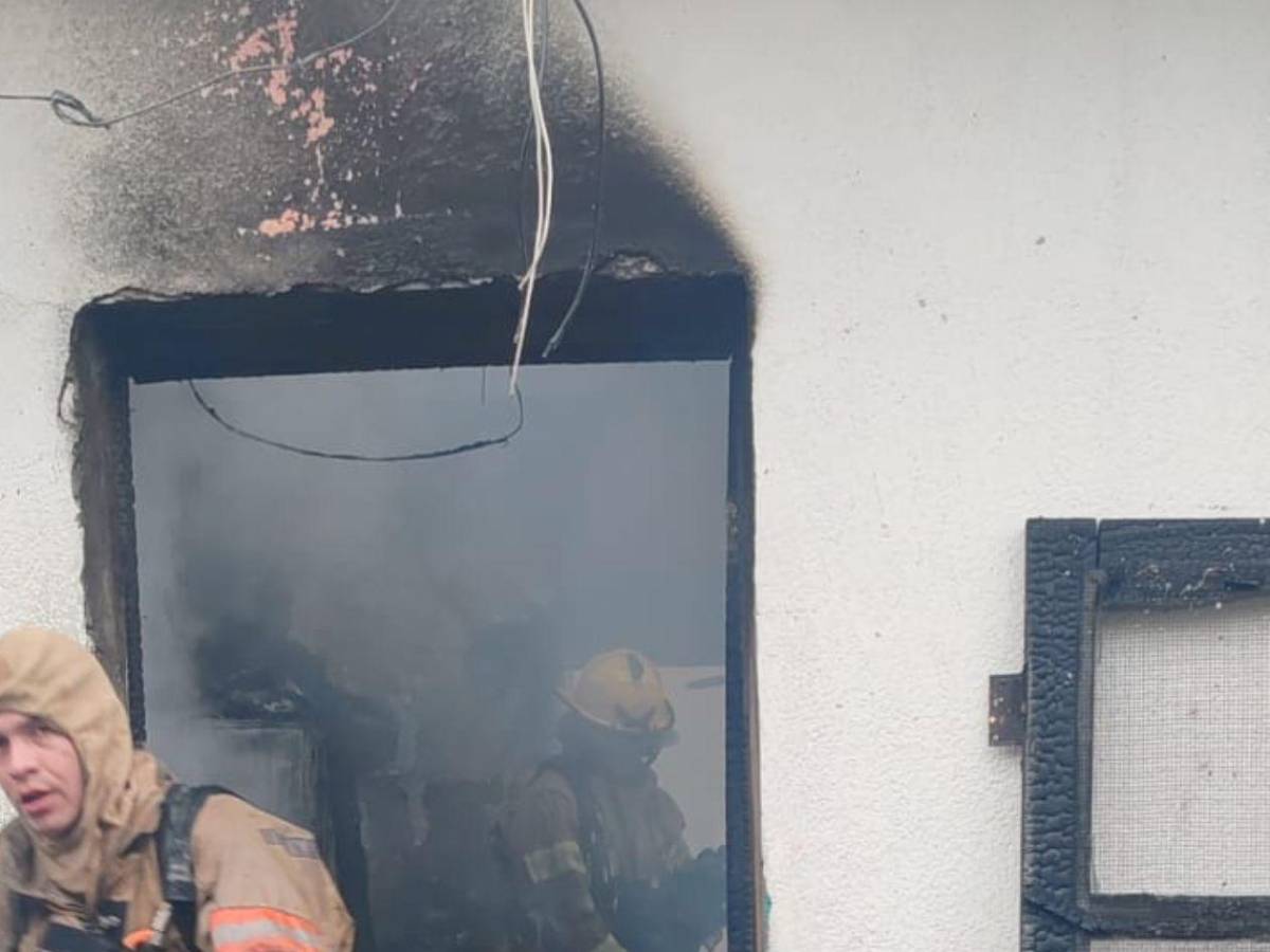 Voraz incendio consume tres viviendas en el centro de Santa Rosa de Copán