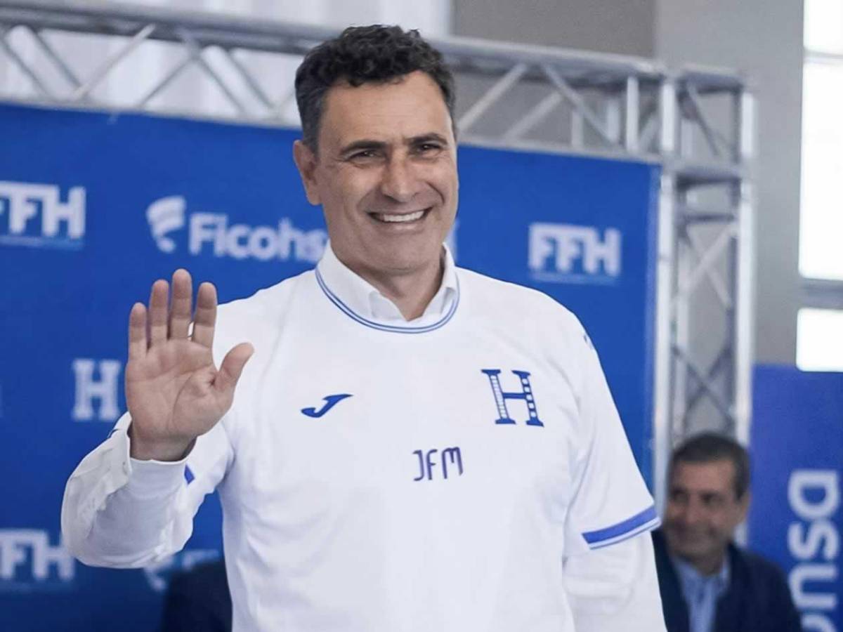 Francisco Molina y el incómodo momento en presentación con Honduras: ¿quién lo acompaña?