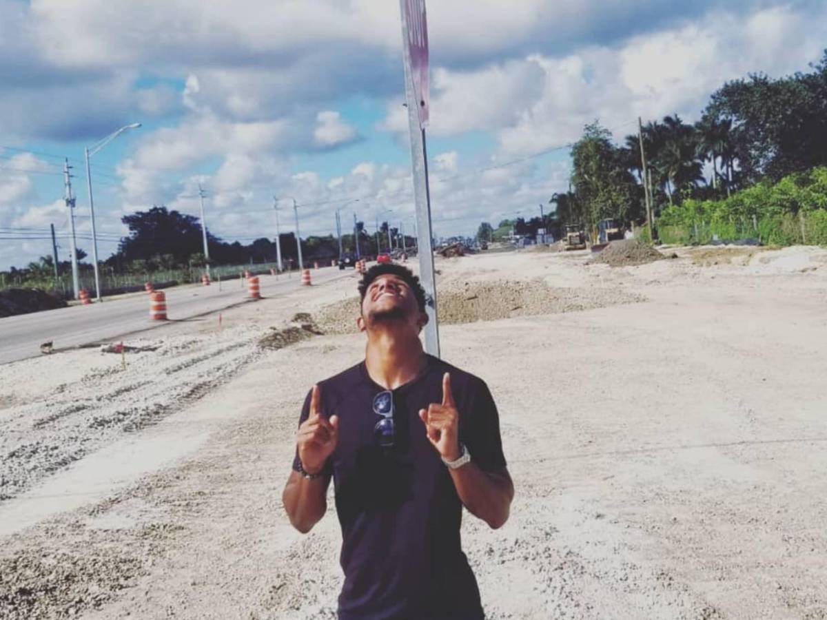 Hijo de Carlos Pavón llega a Honduras y sorprende con su nueva vida