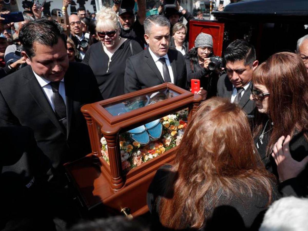 Miles de mexicanos dicen adiós a Paquita la del Barrio