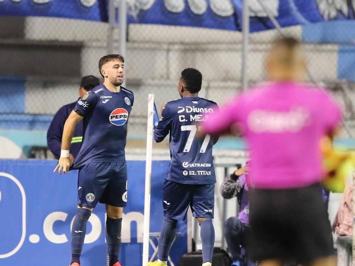 Agustín Auzmendi celebrando el gol marcado al Olimpia.