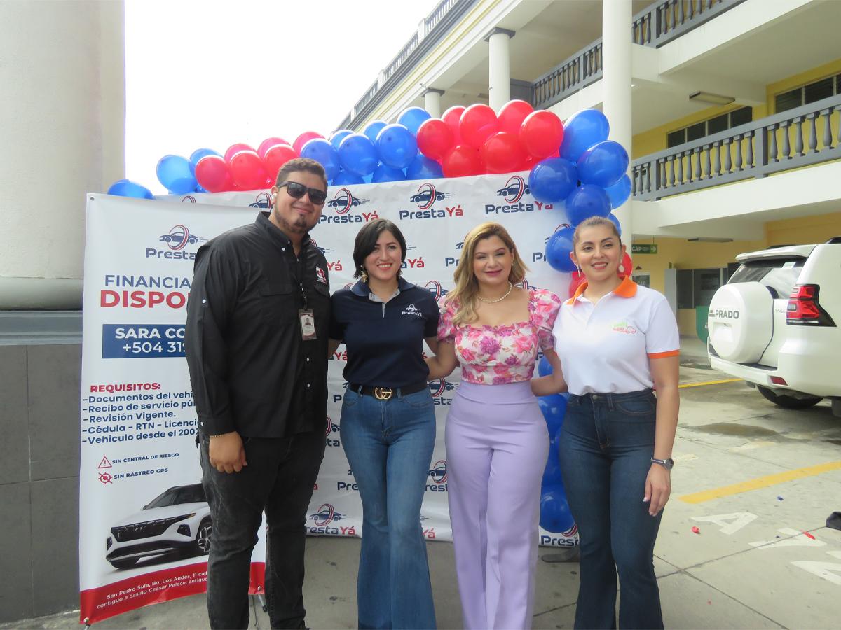 El representante de Grupo Rac, Emma Mejía, Carolina Luque de Presta Yá, la representante de CrediRapid durante la entrega oficial de los premios.