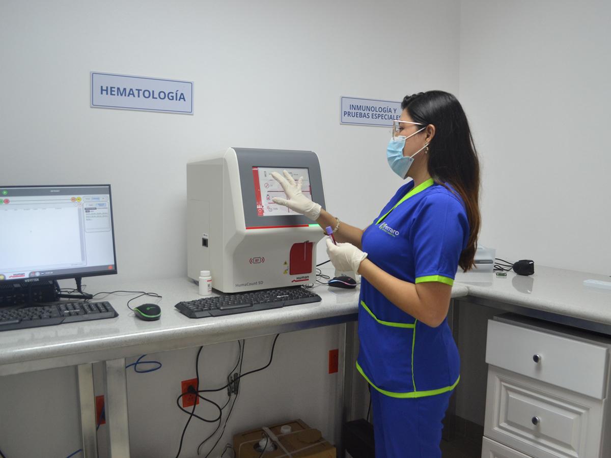 El laboratorio clínico cuenta con personal altamente calificado y con tecnología de punta a disposición de los pacientes.