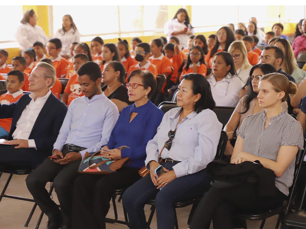 Asistentes al lanzamiento del programa Becas Tutoría, el cual promueve la excelencia académica.