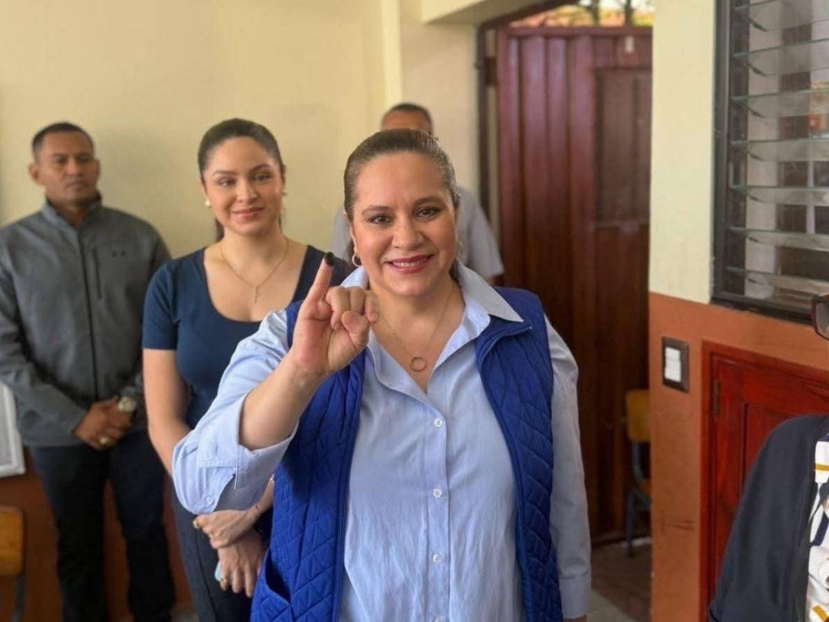 Figuras reconocidas ejercen el voto en un día clave para Honduras