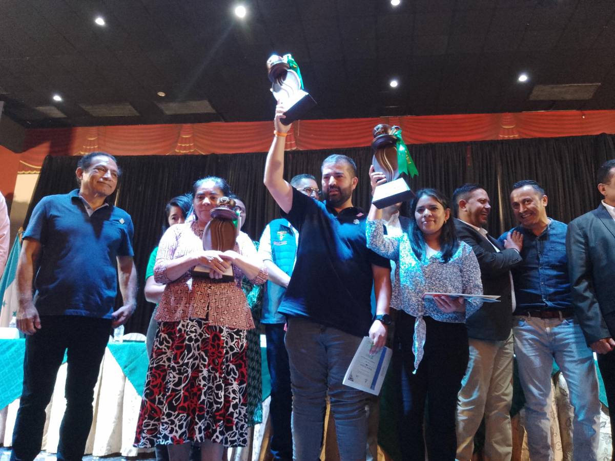 Instantes en los que fueron presentados los tres primeros tres lugares de la Taza de la Excelencia 2024 con cafés de altísima calidad.