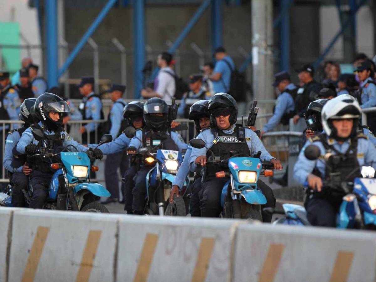 Bellas chicas adornan el Motagua vs Olimpia: ¿Laura Meza en el estadio?