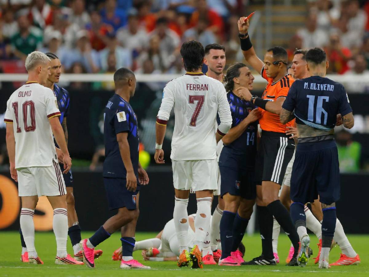 Enfado de Valverde, encaran al árbitro y señalan culpable tras eliminación de Uruguay