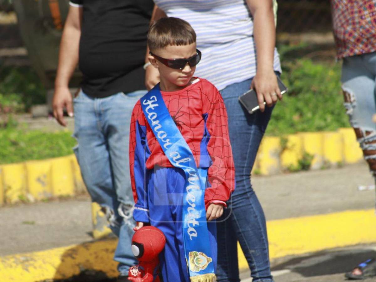 Entre ternura y orgullo patrio, niños se roban las miradas en los desfiles en SPS