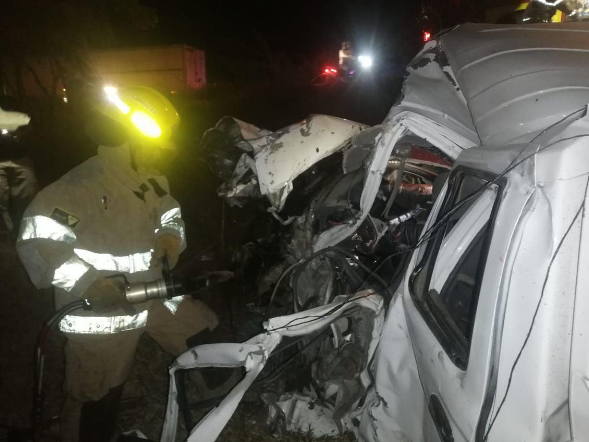 Rescatan a conductor atrapado tras colisión en Choluteca