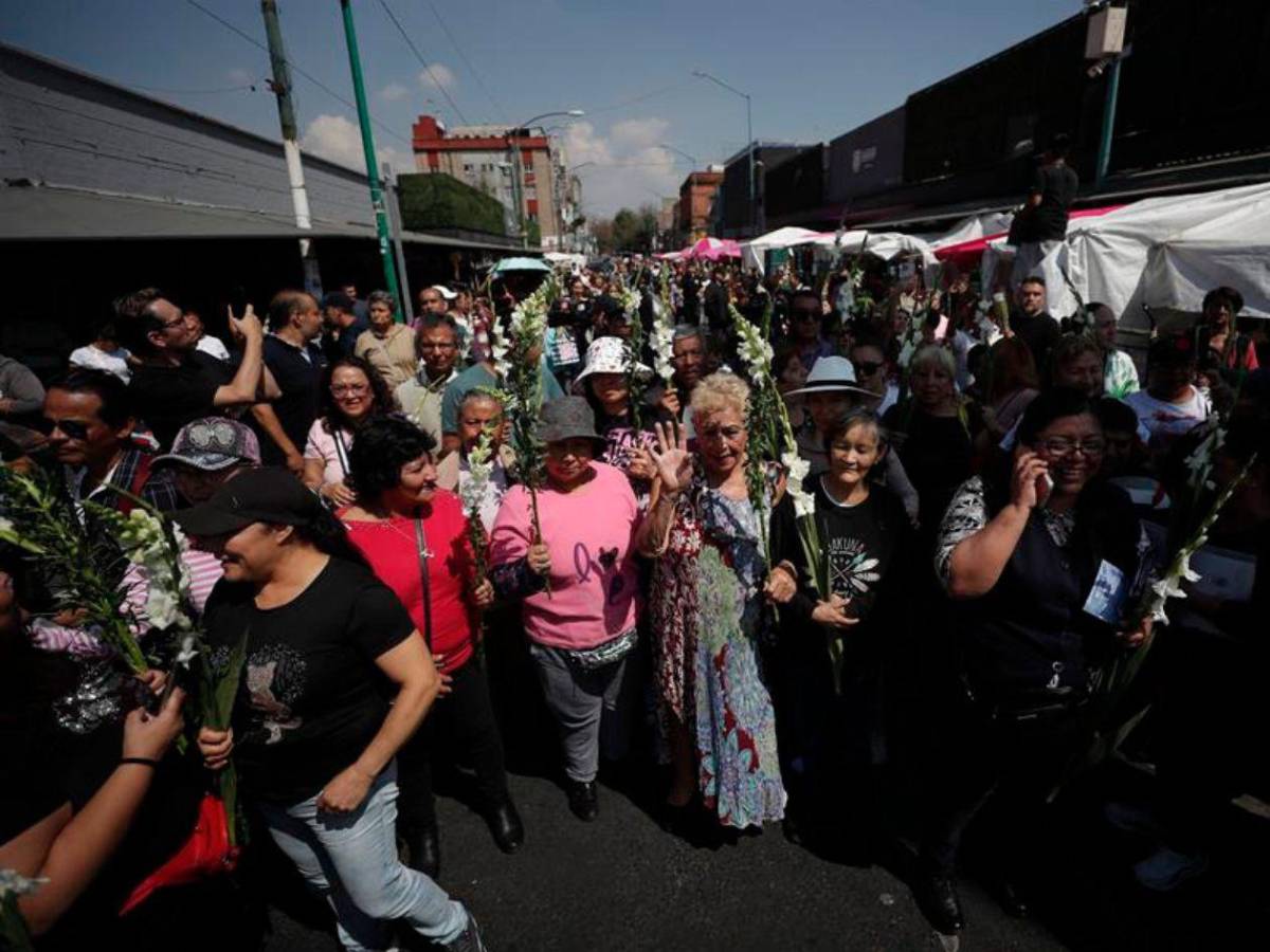 Miles de mexicanos dicen adiós a Paquita la del Barrio
