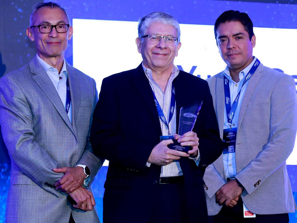 Ingeniero José Luis Ramírez, gerente general de Yude Canahuati Ford, recibe el premio de parte de ejecutivos de Ford Motor Co.