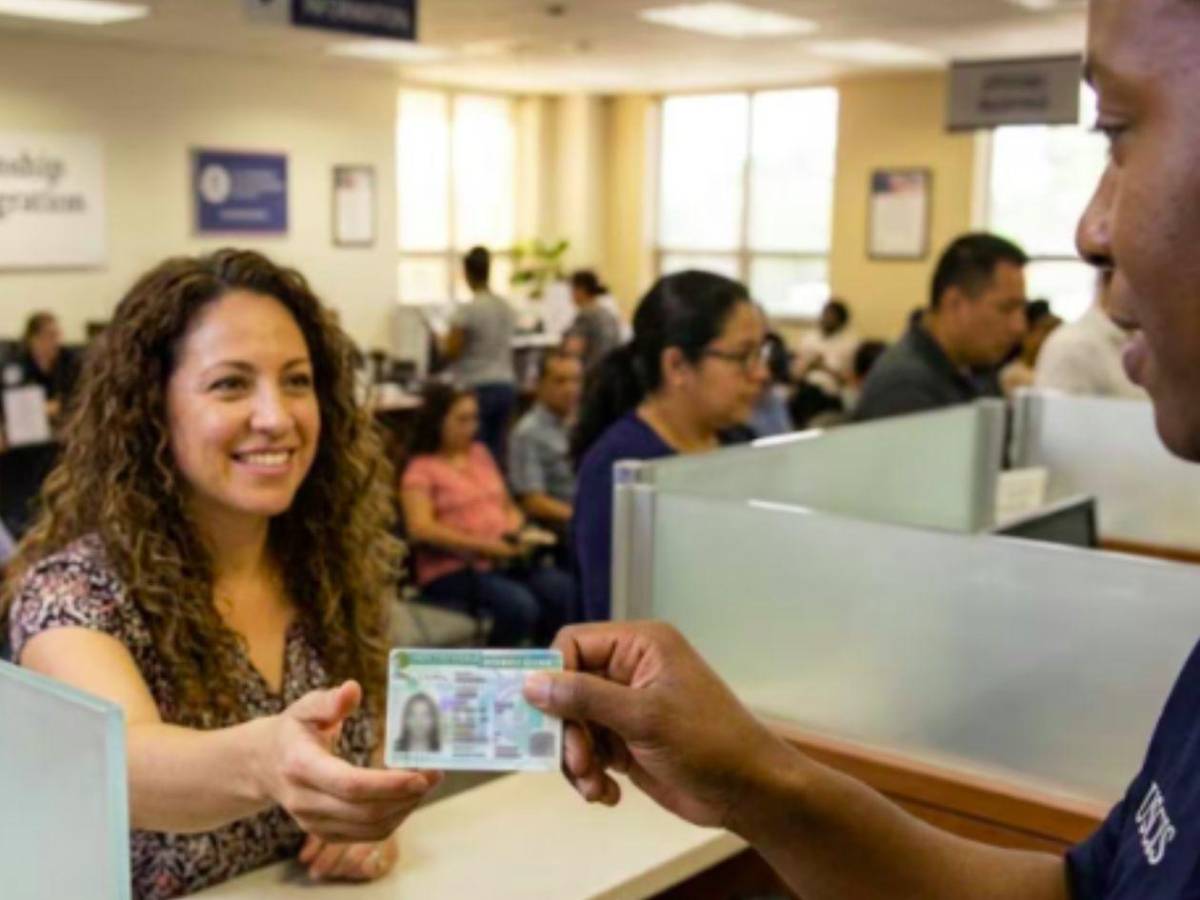Inmigrantes en Estados Unidos podrían quedarse temporalmente sin permiso de trabajo