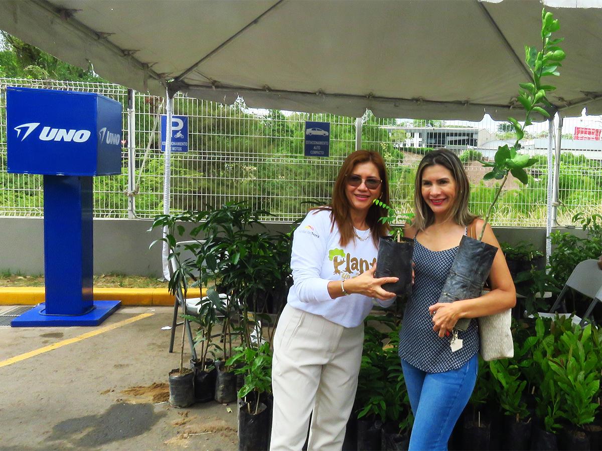 Árboles frutales entregó UNO a sus clientes en el marco del Día del Árbol.