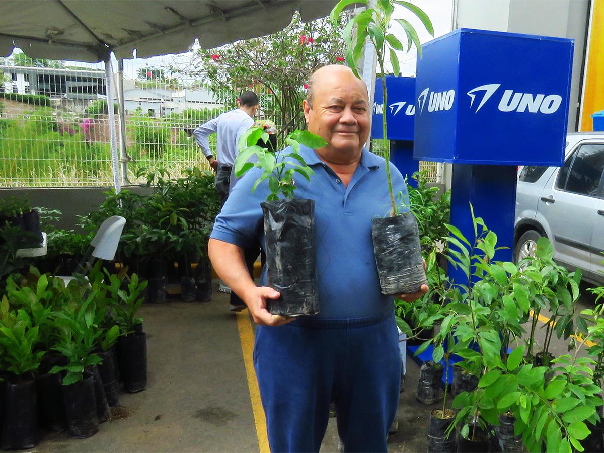 Durante la jornada se entregaron 10,000 árboles frutales que fueron donados a los clientes de UNO.