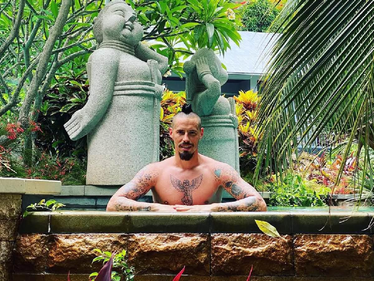 Se alejó del fútbol y sorprende con nueva faceta: “hotel para gallinas”