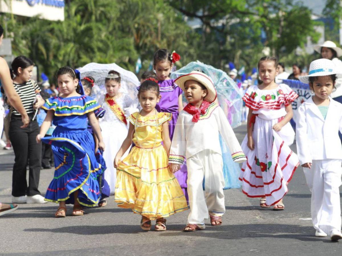 Entre ternura y orgullo patrio, niños se roban las miradas en los desfiles en SPS