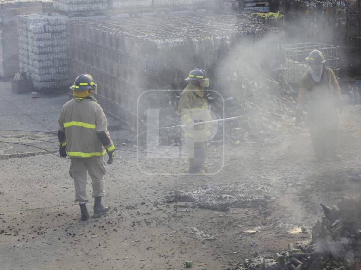 Fotos: Voraz incendio consume bodega en San Pedro Sula