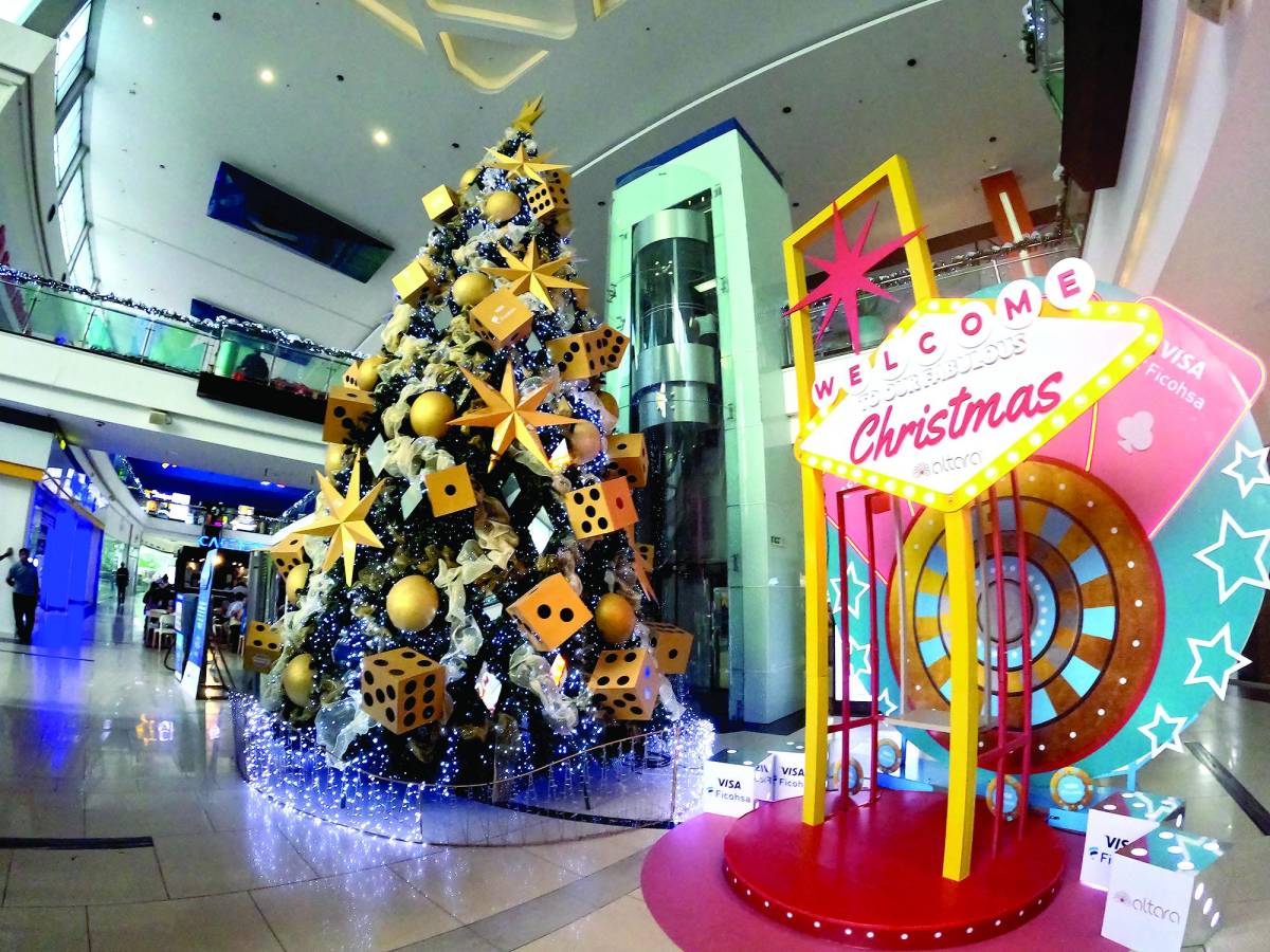 Las tiendas han puesto atractivos descuentos y la decoración navideña está siendo aprovechada por las familias para tomarse las fotos del recuerdo.