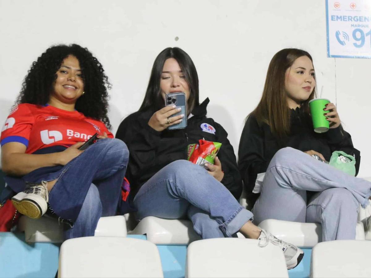 Bellas chicas cautivan, show del DT de Motagua y la fuerte lluvia en el Olimpia - Olancho