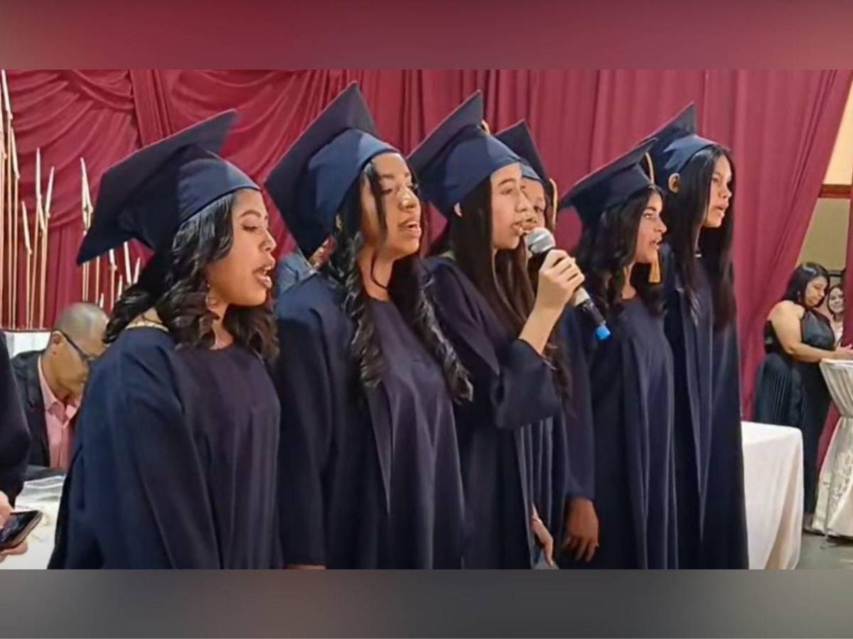 Alegría en Yoro: A sus 65 años, doña Vicky cumple su sueño de graduarse