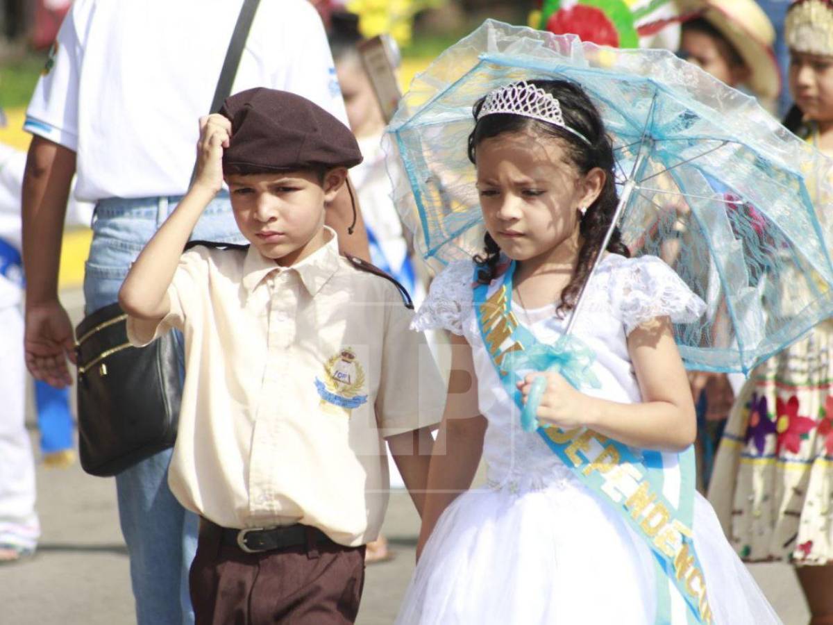 Entre ternura y orgullo patrio, niños se roban las miradas en los desfiles en SPS