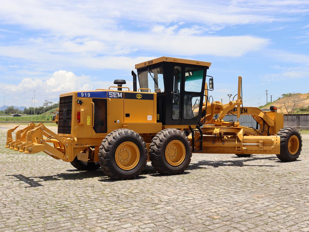 La motoniveladora SEM919 ofrece comodidad y excelente visibilidad para el operador. La cabina premium cuenta con 1,90 mt de altura, además de dos puertas de acceso y salida.