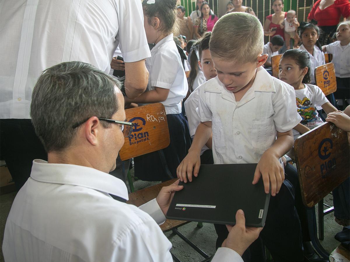 A través de la iniciativa del Club Rotario de San Pedro Sula y Fundación Zamora Terán tienen la oportunidad de transformar la educación en Colinas, Santa Bárbara.