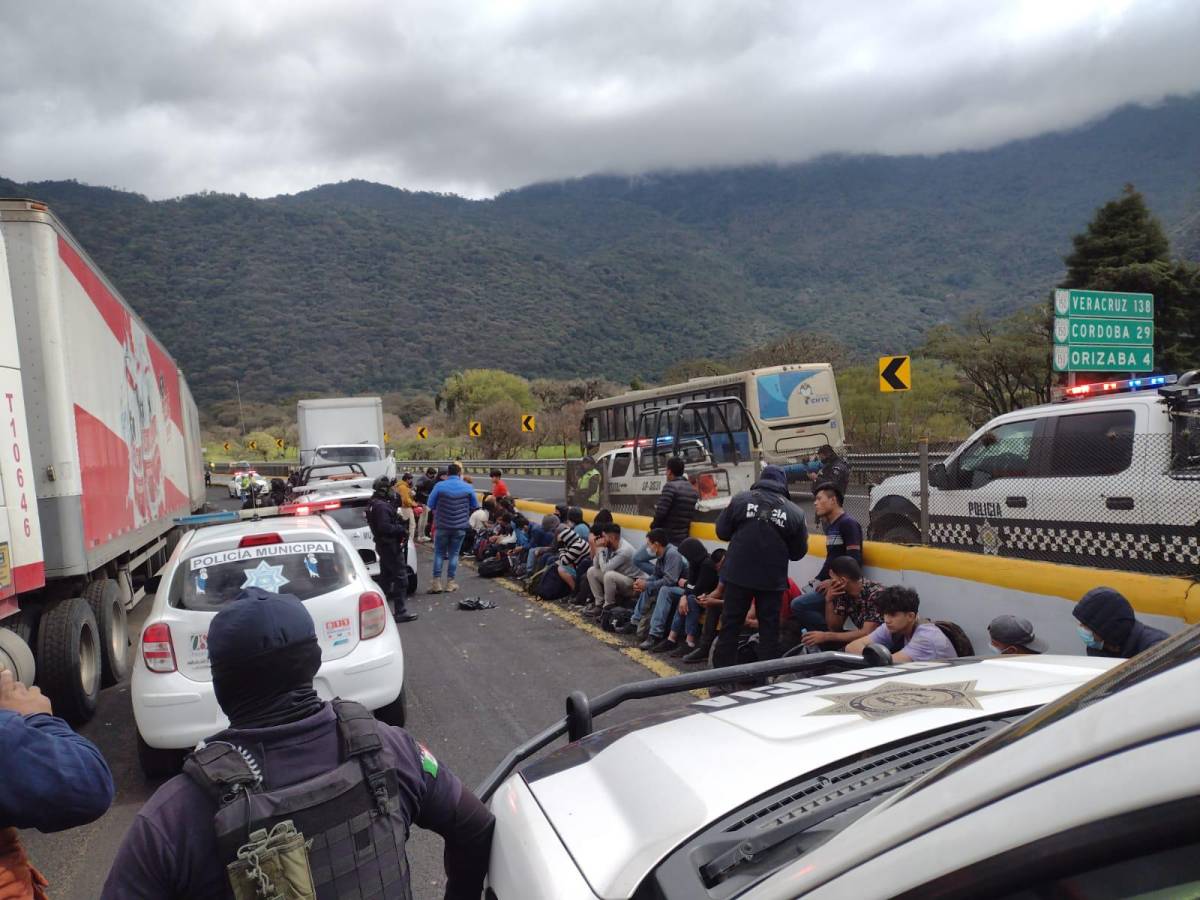 Se accidenta tráiler que trasladaba a más de un centenar de migrantes en México