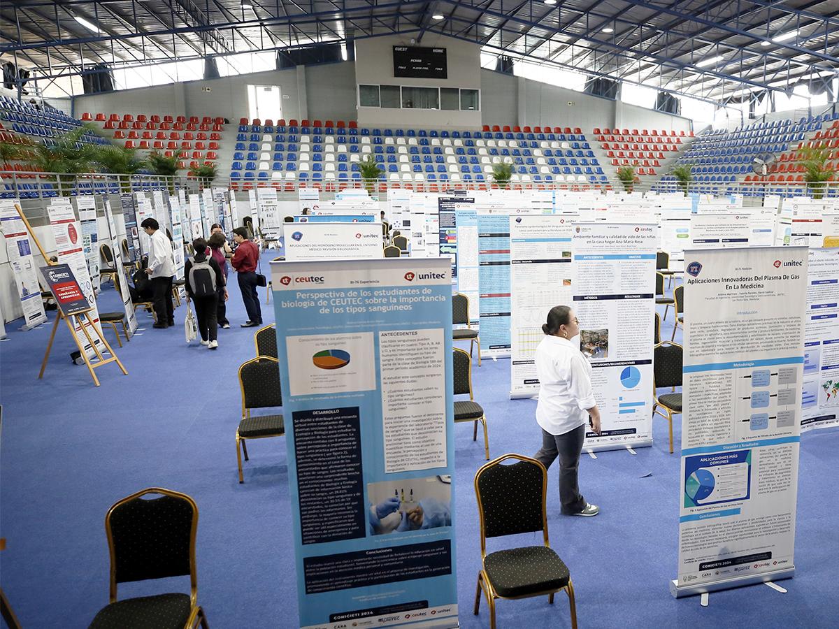 Exposición de pósteres en CONICIETI 2024, donde investigadores de 12 países presentaron sus trabajos en diversas áreas temáticas.