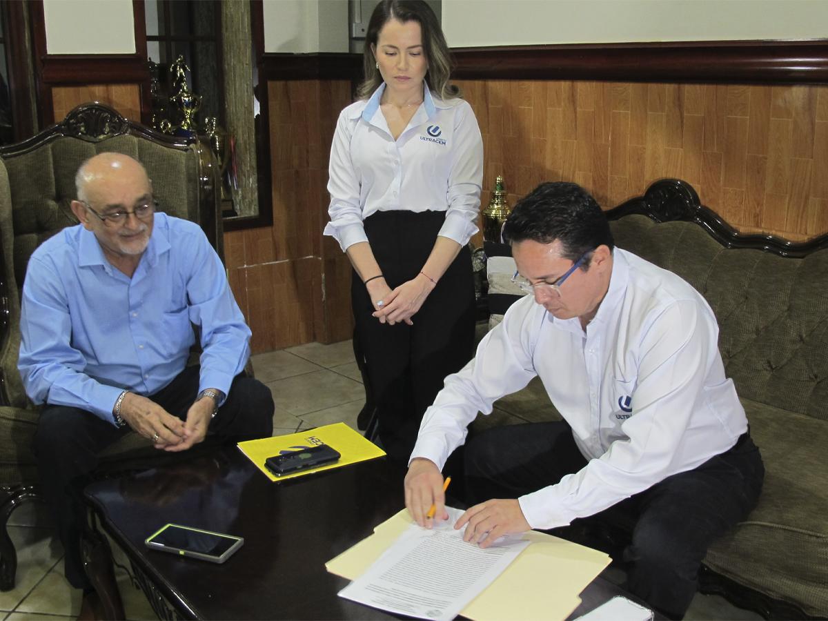 Con la firma del convenio Cemento Ultracem se compromete a remodelar la escuela Juan Ramón Nolasco ubicada en el sector de Río Blanquito de Choloma, Cortés.