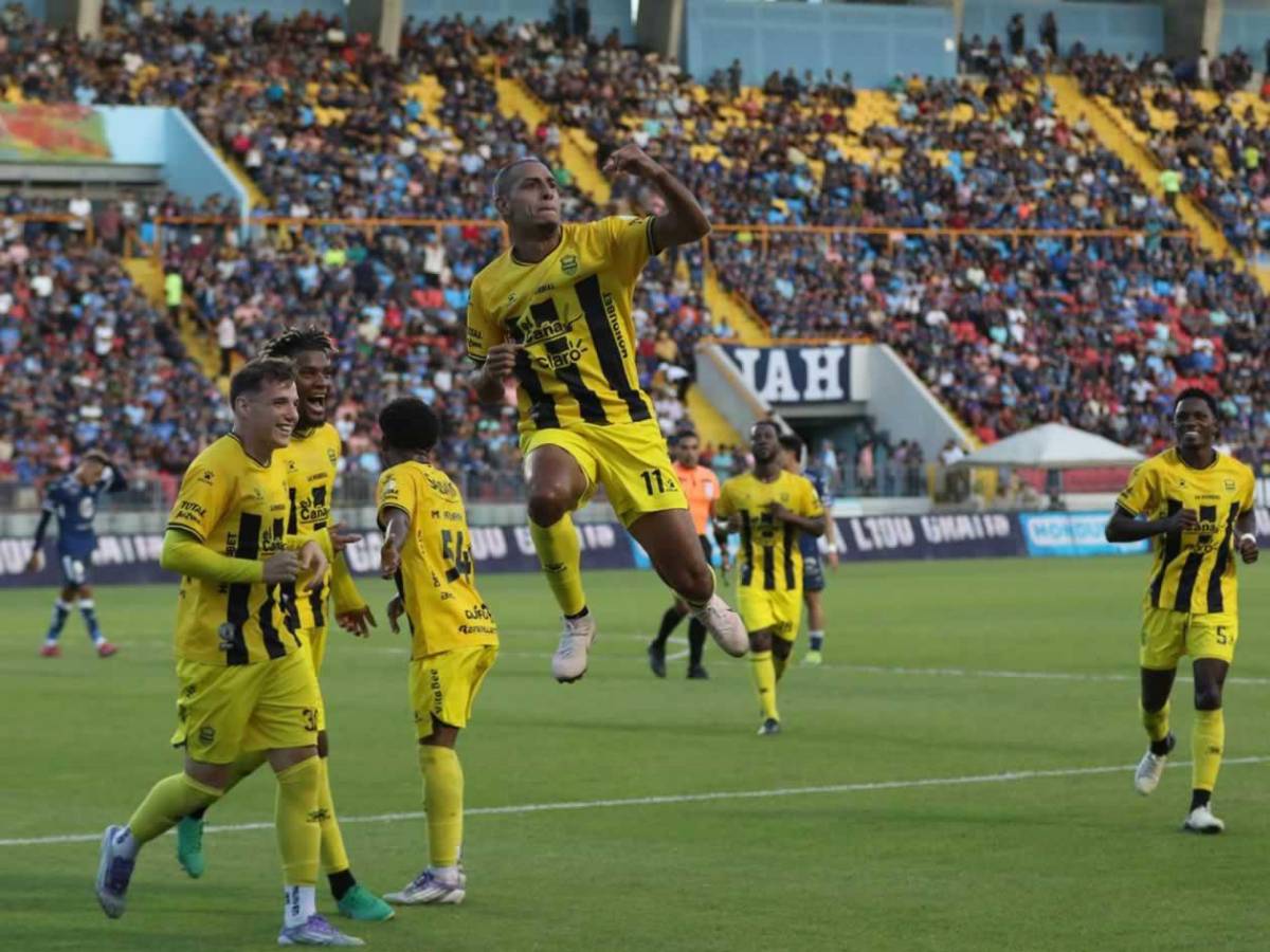 'Tota' Medina pierde la cabeza, festejo a lo Cristiano, mensaje al DT de Honduras en el Clásico y lindas chicas