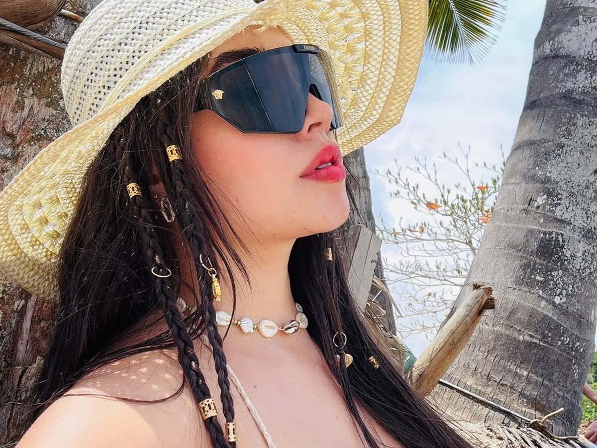 Influencer fue asesinada cuando se conducía en una Prado y esperaba cambio del semáforo